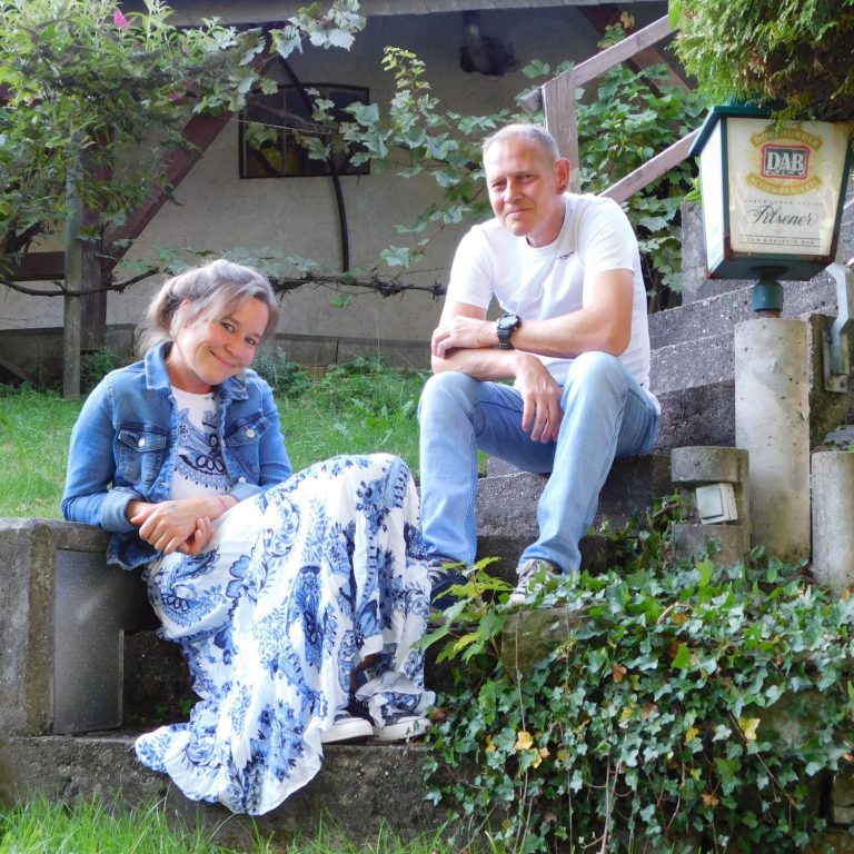 Die Gründer*in der Lesbar sitzen im Garten